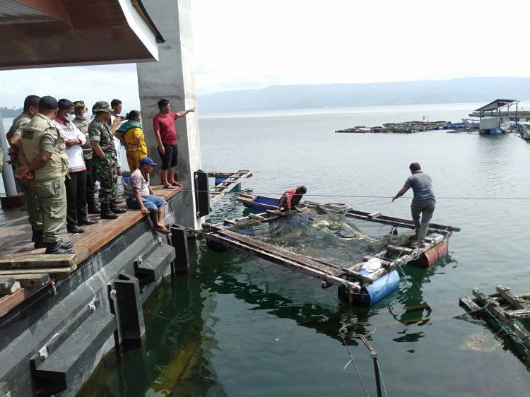 Pemkab Simalungun Bongkar Keramba di Perairan Danau Toba Tigaras