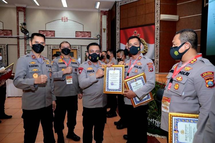 Capai Target Vaksinasi 96%, Kapolres Samosir AKBP Josua Tampubolon Dapat 2 Penghargaan Sekaligus