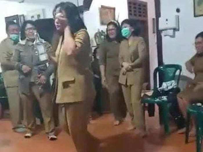 PNS Joget Sambil Tenggak Miras Saat Hadiri Ultah Kadinkes Humbahas 