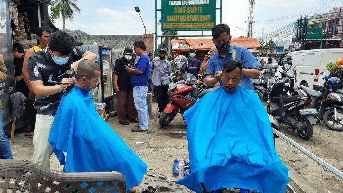 Wali Kota Bekasi Terjaring OTT KPK, Warga Aksi Cukur Gundul Massal