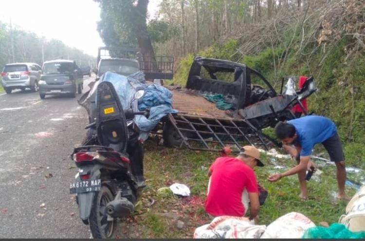 Pick Up Bermuatan Sayur Diseruduk Bus di Dolok Merangir, 6 Luka Luka