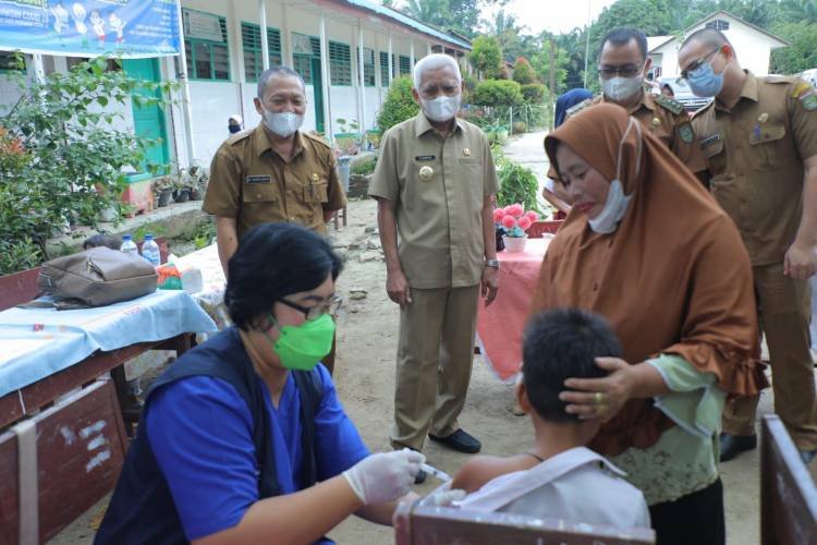 Bupati Asahan Tinjau Pelaksanaan Vaksinasi Anak