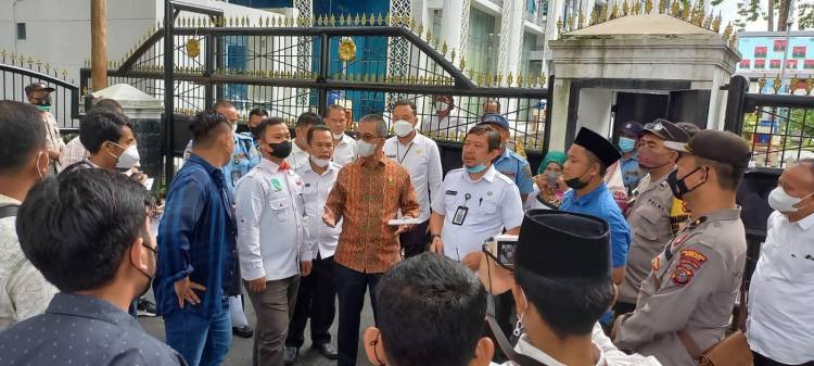 Massa PPI dan KAMMI Unjuk Rasa ke DPRD SU Minta Pemerintah Prioritaskan Vaksin Halal