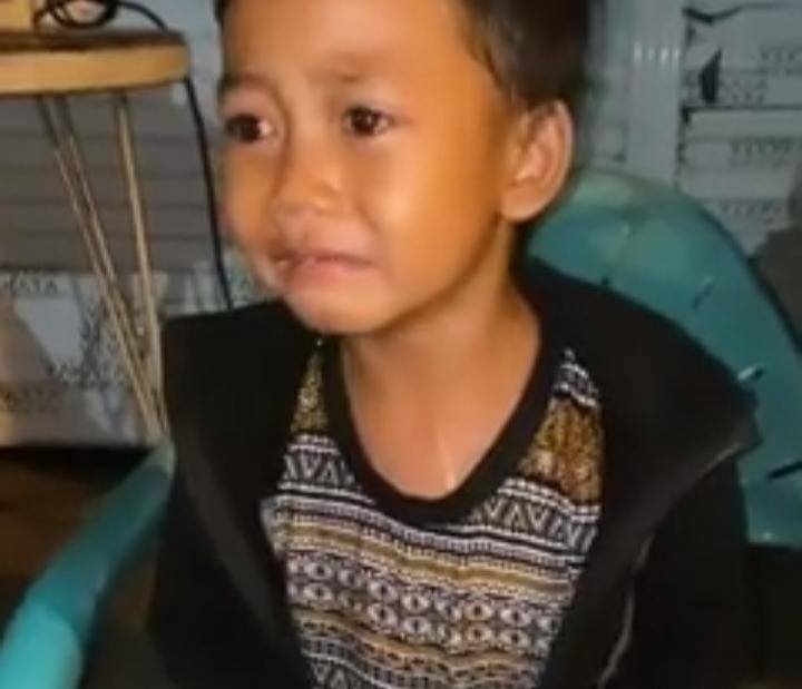 Viral di Medsos, Seorang Anak Kecil Menangis Diturunkan di Pinggir Jalan