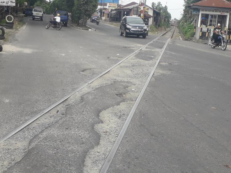 Jalur Perlintasan KA di Jalan Ahmad Yani Pematangsiantar Berlubang