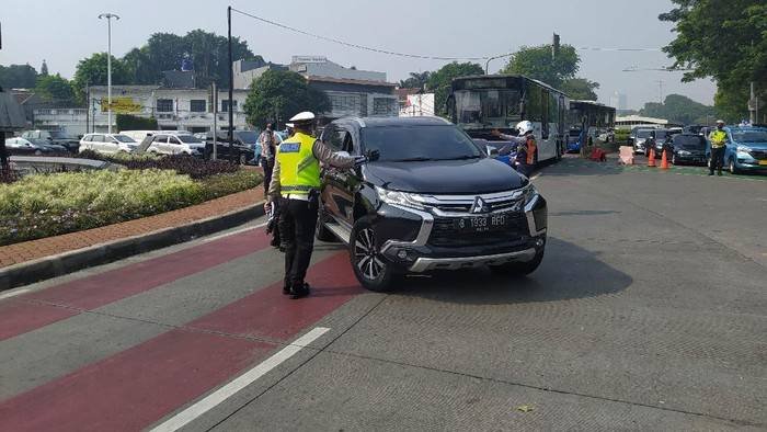 Mobil Pelat ‘Dewa' Tak Kebal Hukum, Bisa Didenda-Pidana Kurungan