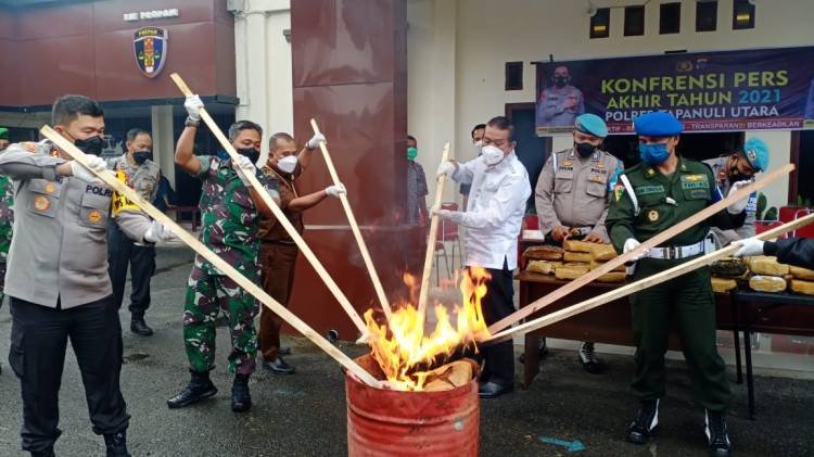 Polres Taput Gelar Pemusnahan Barang Bukti Ganja 40 Kg, Knalpot Racing dan Miras