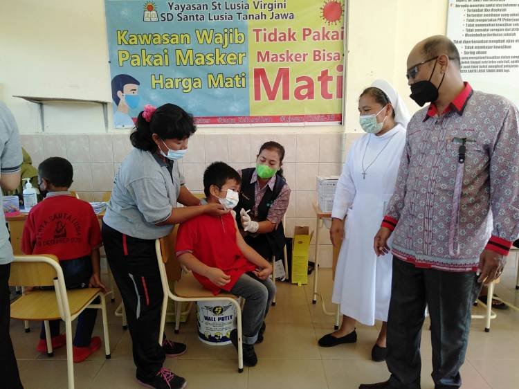 Dukung Program Pemerintah, Siswa SD Santa Lusia Divaksin Covid-19 Dosis I