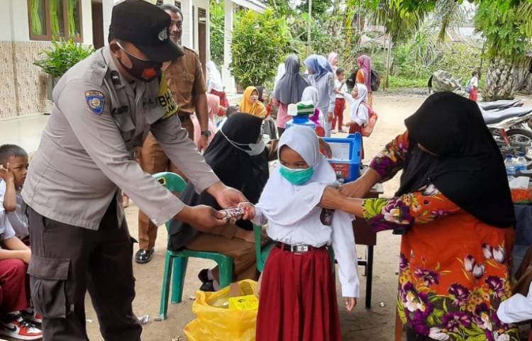 Polsek Bandar Pulau Monitoring Vaksinasi Anak di 3 Sekolah