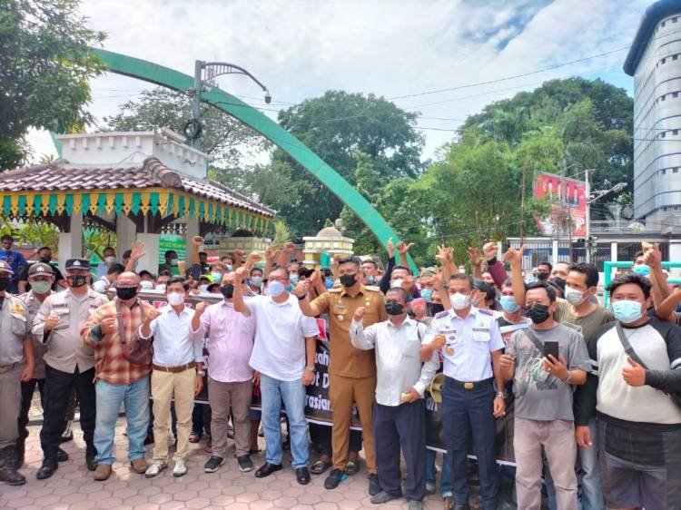 Ratusan Sopir Angkot Geruduk Kantor Wali Kota Medan