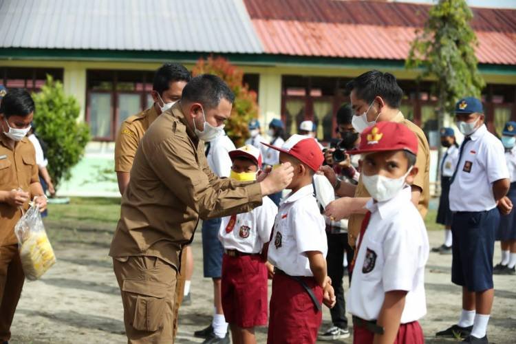 Bupati Pakpak Bharat Bagikan Masker dan Hand Sanitizer kepada Pelajar