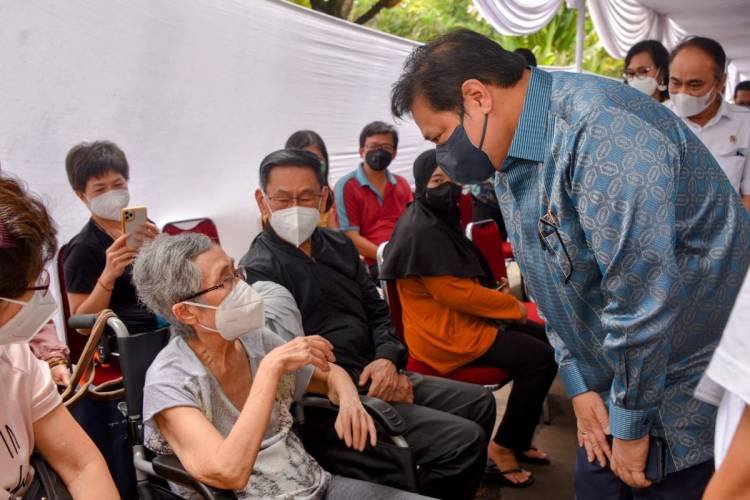 Dorong Percepatan Vaksinasi Booster, Airlangga: Lansia Diprioritaskan