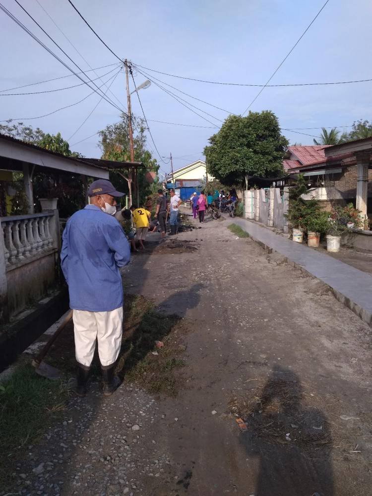 Jumat Bersih, Lurah Lestari Ajak Perangkat Desa dan Warga Gotong-Royong