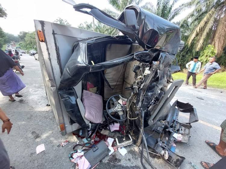 Tabrakan di Mangga-mangga Labura, Sopir Mobil Box Tewas