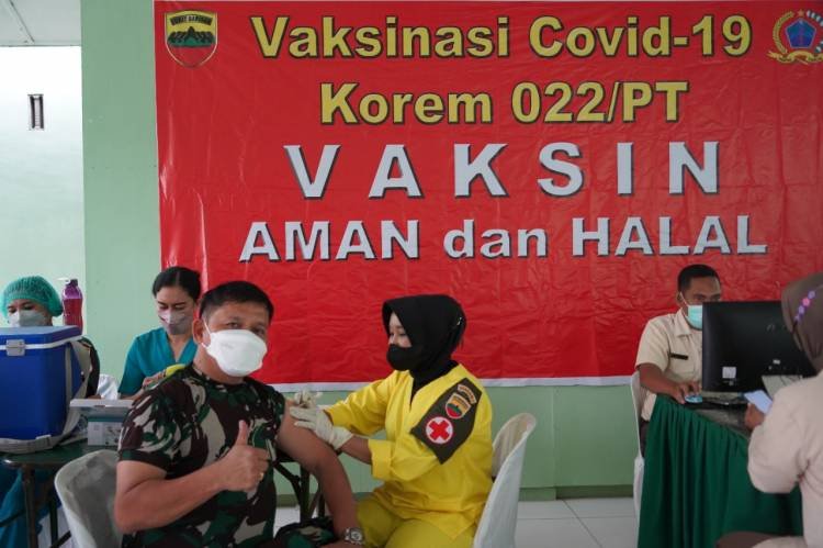 Personel TNI, PNS dan KBT Korem 022/PT Disuntik Vaksin Booster 