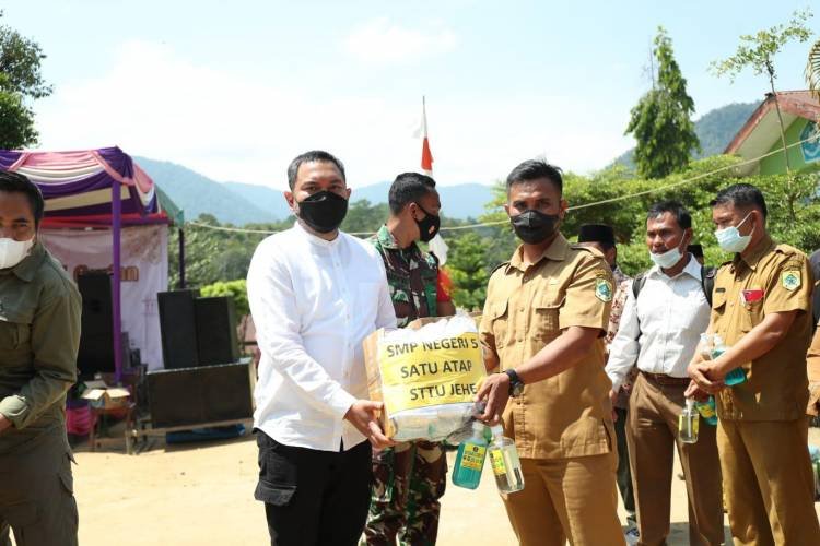 Cegah Penyebaran Covid-19 di Pakpak Bharat, Bupati Bagikan Masker dan Sabun Cuci Tangan