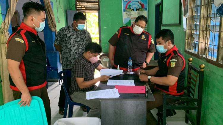 Pidsus Cabjari Pancurbatu Geledah Kantor Desa Sugau