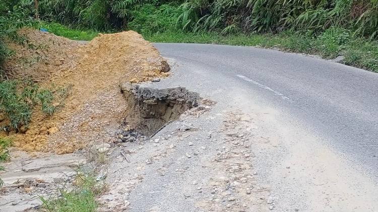 Bahu Jalan Provinsi Siborongborong-Sipahutar Amblas