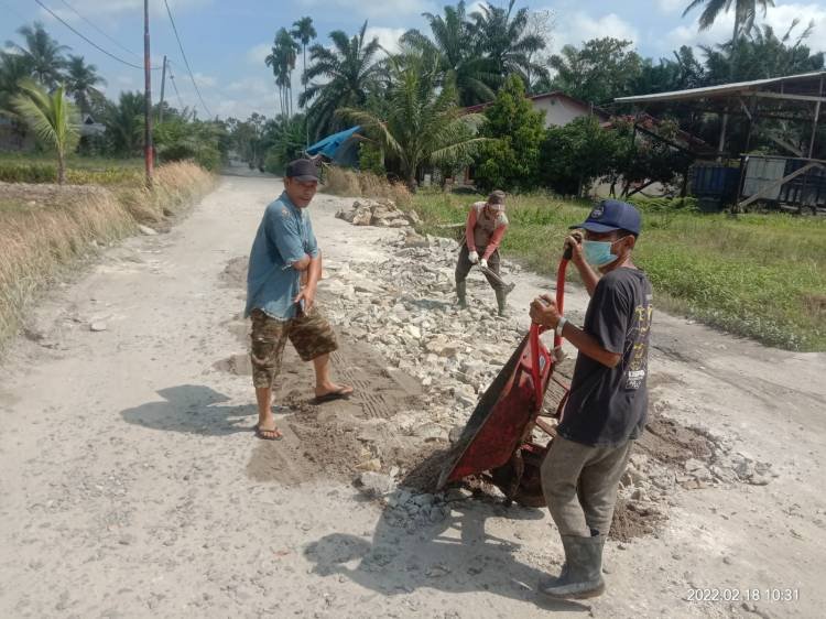 Warga Desa Airjoman Asahan Timbun Lubang Badan Jalan Pakai Dana Sendiri