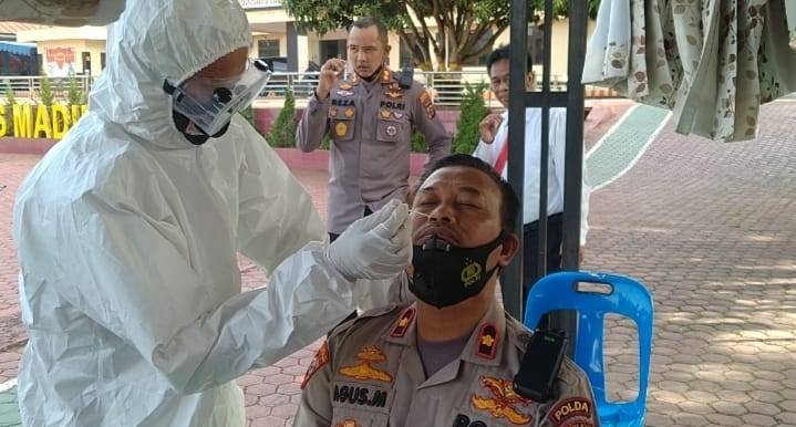 Tekan Penyebaran Covid - 19, Polres Madina Lakukan Swab