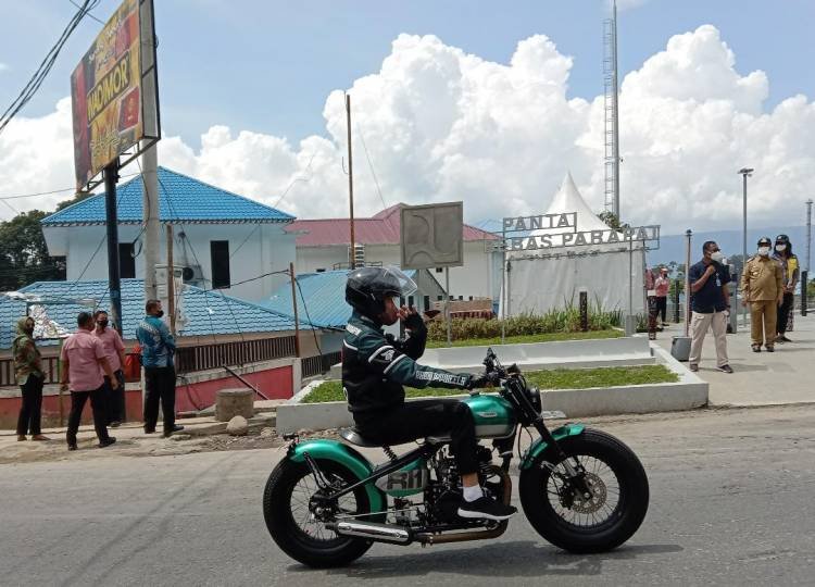Presiden Jokowi Naik Motor ke Pantai Bebas Parapat