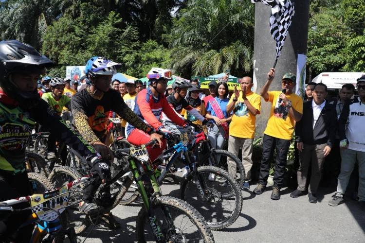 Musa Rajekshah Buka Gravity Enduro Bukit Lawang 