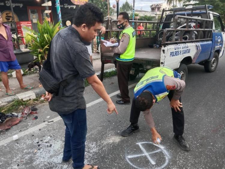 Tabrak Mobil Berhenti, Seorang Pengendara Sepedamotor Terluka