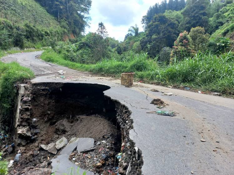 Jalan Alternatif Medan - Berastagi Amblas, Mobil Tak Bisa Lewat