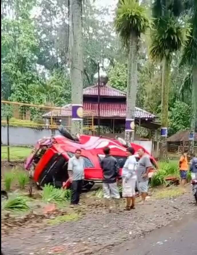 Bus Penumpang Terbalik di Jalan Jamin Ginting Km 38-39, Empat Luka-luka