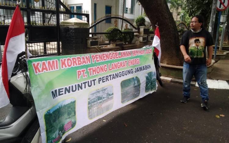 Warga Langkat Jalan Kaki dan Menginap di Depan Gedung DPRD SU, Protes Pembangunan PT TLE