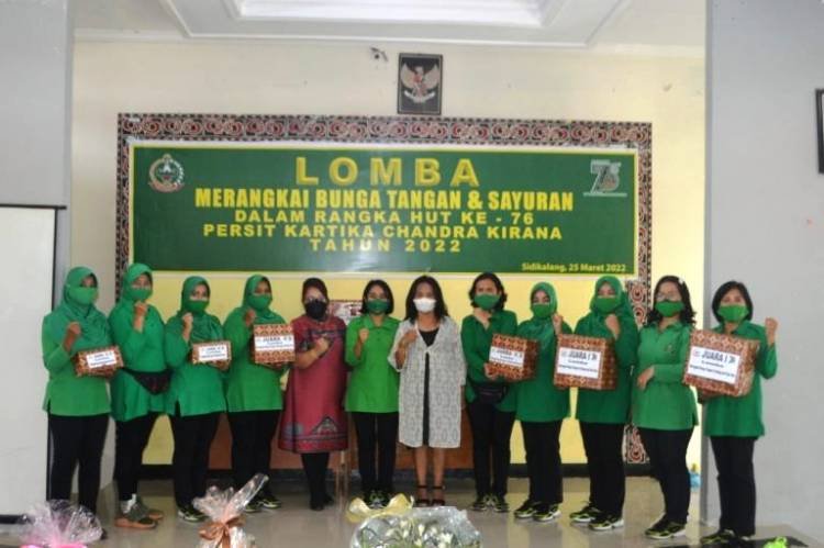 Koramil Parongil Juara 1 Lomba Buket Bunga dan Kalung Bahan Oles Pakpak