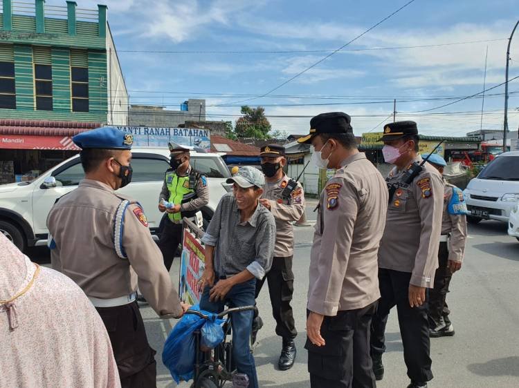 Polsek Percut Seituan Gelar Ops Yustisi Bagikan Masker