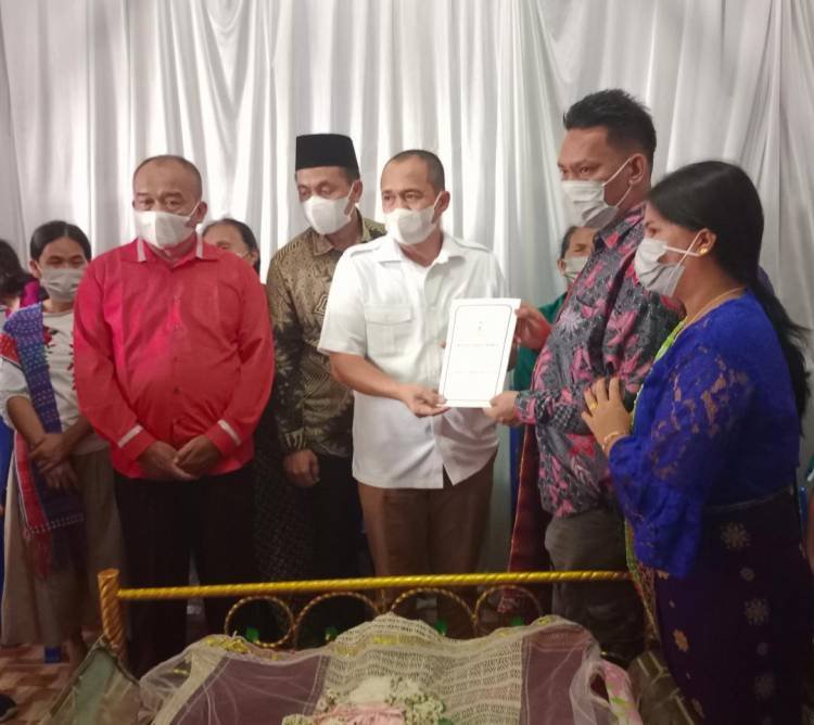 Bupati Batubara Melayat di Kediaman Ibunda Saham Sirait