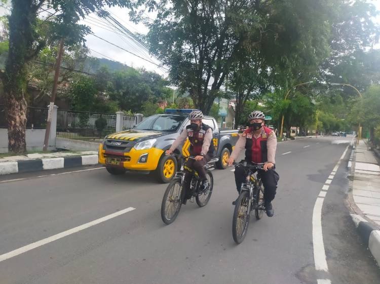 Personel Polres Sibolga Patroli Bersepeda Sambil Bagikan Masker