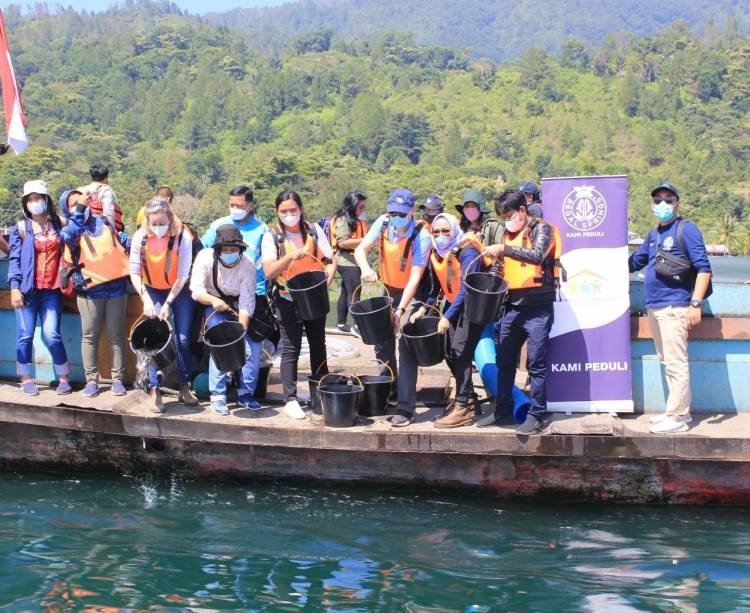 RSI Tabur 100.000 Ekor Benih Ikan Tilapia di Danau Toba