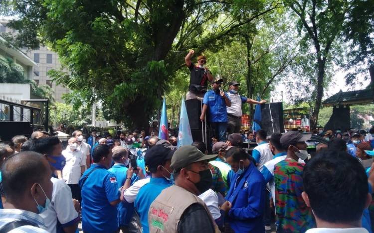 Aksi Massa Buruh “Kepung” DPRD SU, Ancam Mogok Massal Jika UU Ciptaker Tidak Dicabut