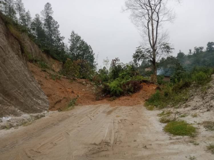 Tanah Longsor, Arus Lalulintas Siborongborong - Sipahutar Terganggu  