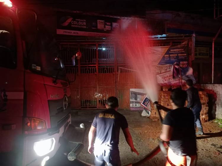 Toko Bangunan Prima Jaya Kabanjahe Terbakar, Pemilik Rumah Melompat dari Atap