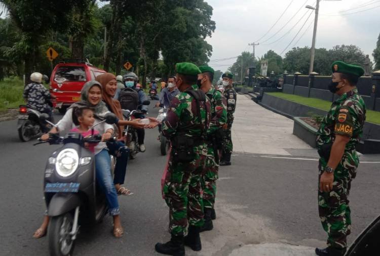 Sambut Ramadan, Korem 022/PT Bagikan Takjil kepada Pengguna Jalan