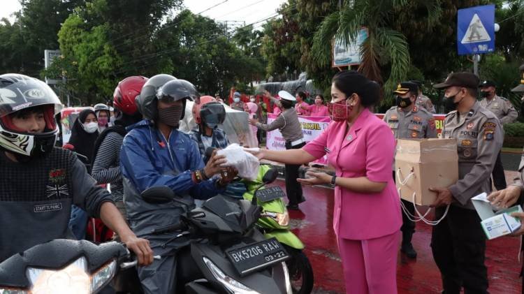 Keluarga Besar Polres Binjai Berbagi Takjil Berbuka Puasa