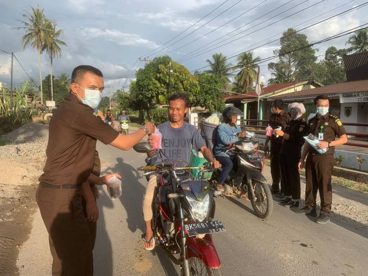 Kacabjari Karo di Tigabinanga Bagikan Takjil