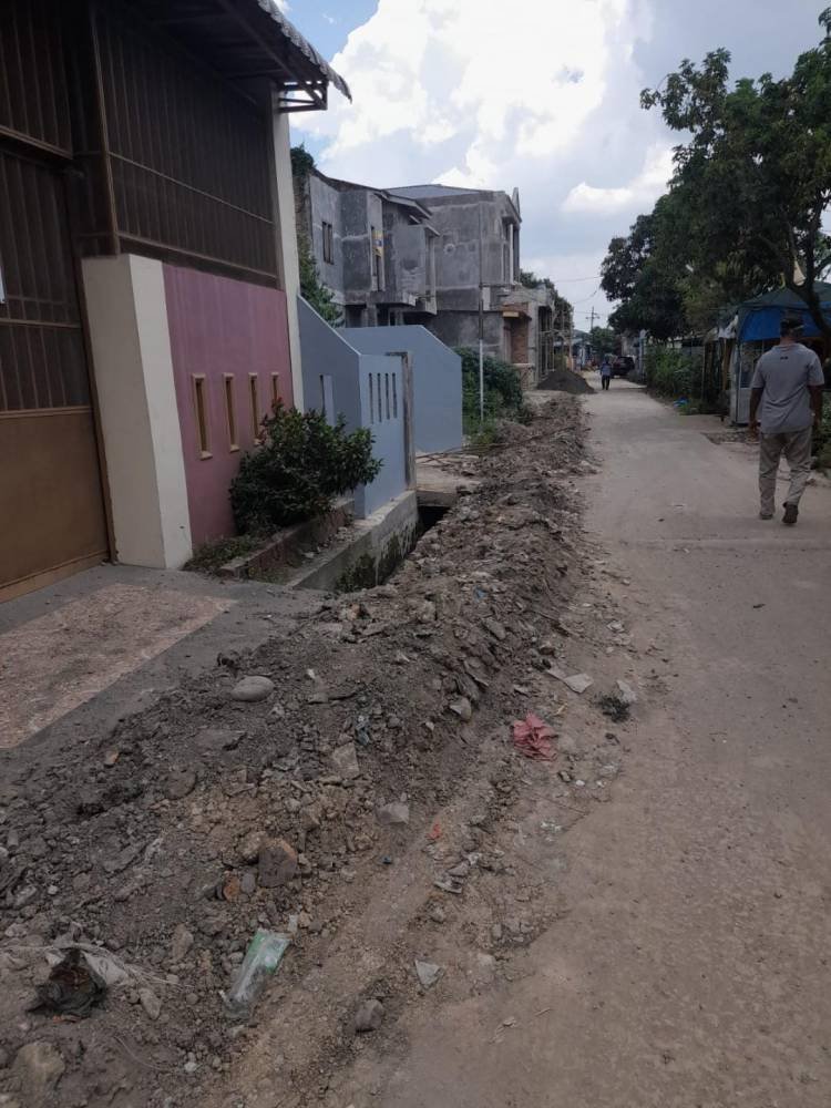 Gundukan Tanah Bekas Galian Pipa di Perumnas Mandala Meresahkan Warga