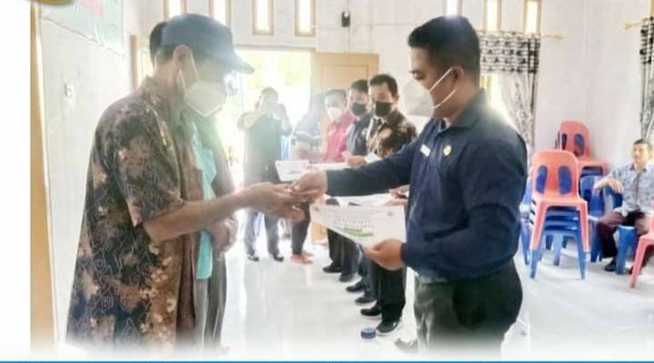 Camat Mandrehe Pantau  Pembagian BLT di Desa Sisarahili I