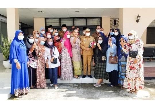 Bupati Batubara Kaget, Ibu-ibu Datangi Rumah Dinas Berikan Bunga