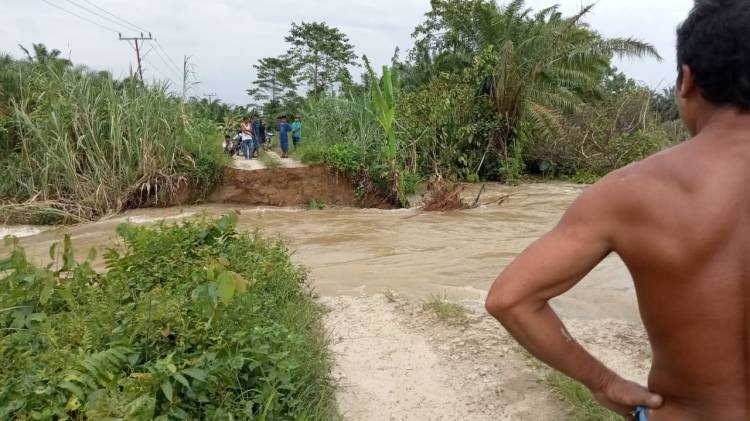 Tanggul Sungai Kualuh di Sialangtaji Jebol, Puluhan Rumah Terendam