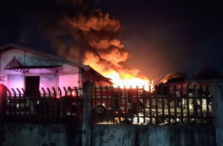 Gudang Pabrik Tikar di KIM I Terbakar