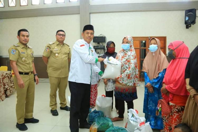 164 Duafa Terima Bantuan Paket Ramadan dari Baznas Labura 