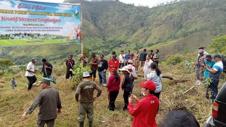 Mamre GBKP Kabanjahe Kota Tanam Pohon di Kawasan Danau Toba