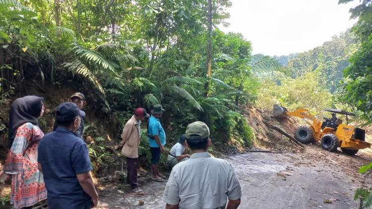 Sekda Deliserdang Tinjau Longsor Tutup Akses Jalan ke  3 Desa 