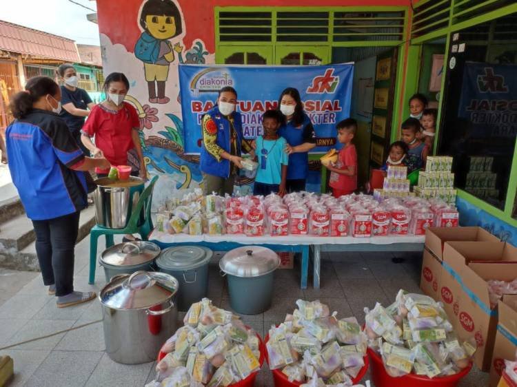 Forum Diakonia Dokter Sumut Bersama YSKI Bagi Makanan Sehat untuk Ratusan Anak di Mandala